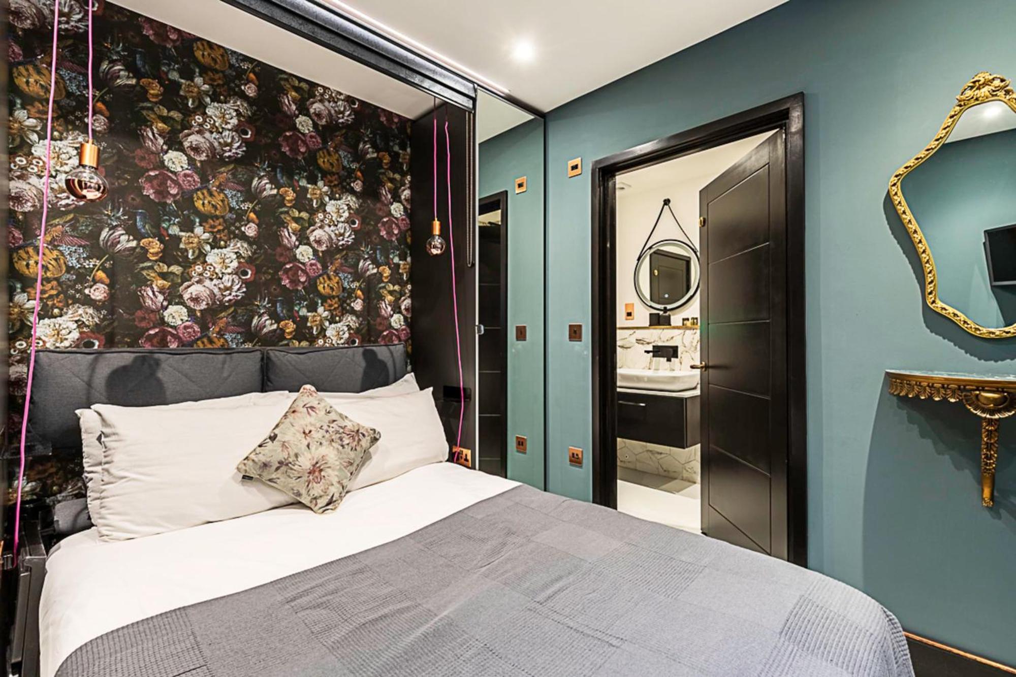 Scarlett Heart In Golders Green * London